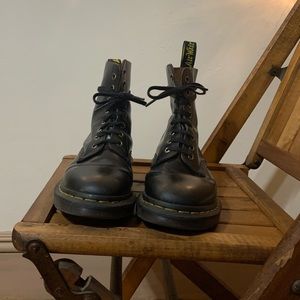 Dr Martens Pascal boot in Black Quillon leather